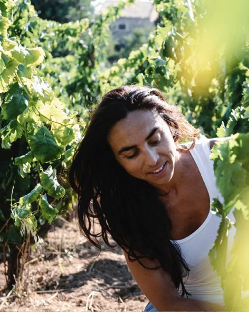 Arianna Occhipinti entre las viñas de su finca en Vittoria, Sicilia