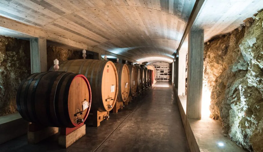 Toneles de roble en la bodega de Occhipinti, excavada en la roca
